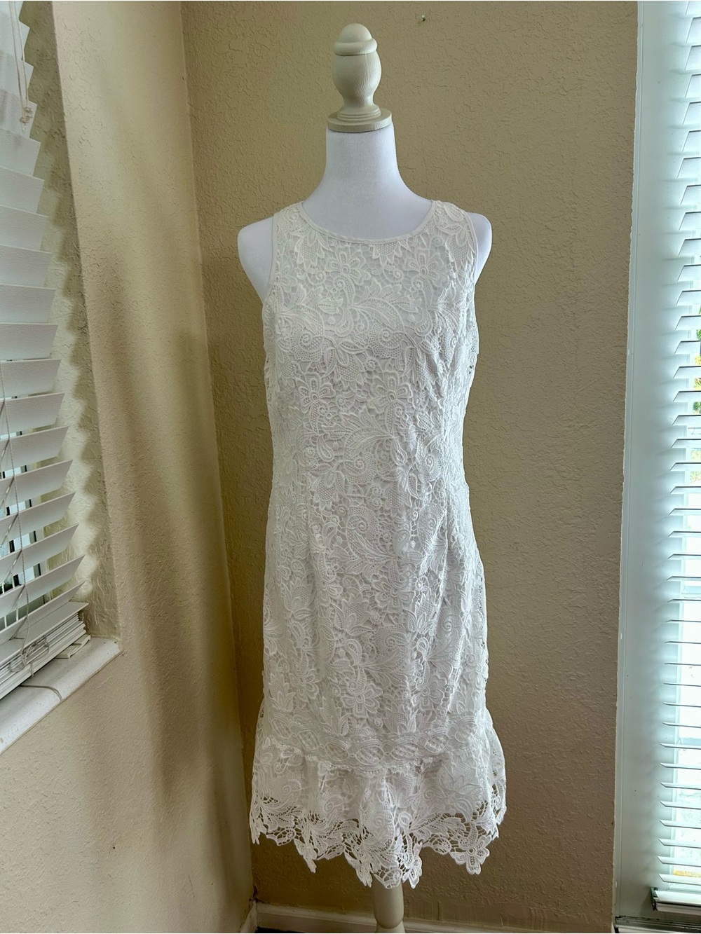 White House Black Market white lace cocktail/formal dress size 6